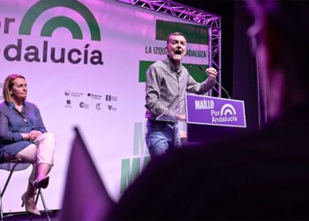 La alcaldesa de Puerto Real escucha con atención a Maíllo / FOTO: Por Andalucía