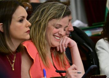 La concejala de Personal sonriente en el pleno de mayo / FOTO: Eulogio García