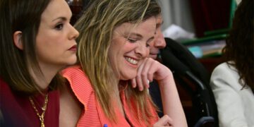 La concejala de Personal sonriente en el pleno de mayo / FOTO: Eulogio García