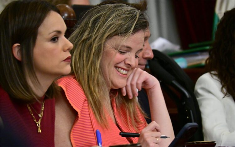 La concejala de Personal sonriente en el pleno de mayo / FOTO: Eulogio García