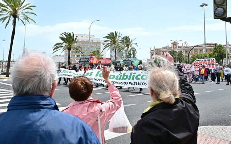 Alentando a los manifestantes / FOTO: Eulogio García