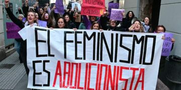 Una pasada marcha abolicionista en Cádiz por el 8-M / FOTO: Eulogio García