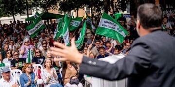 Expectación en la Alameda del Banco para escuchar a García / FOTO: Adelante
