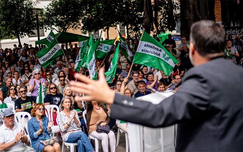 Expectación en la Alameda del Banco para escuchar a García / FOTO: Adelante