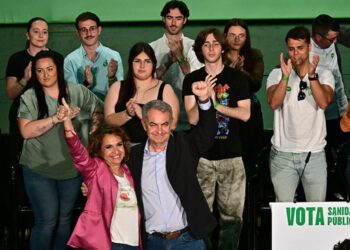 Montero y Zapatero saludan a la 'afición' / FOTO: Eulogio García