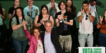 Montero y Zapatero saludan a la 'afición' / FOTO: Eulogio García