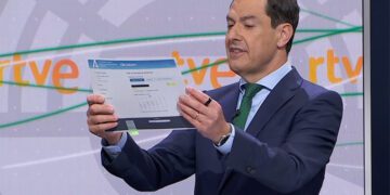 Moreno Bonilla mostrando la supuesta cita médica / FOTO: RTVE
