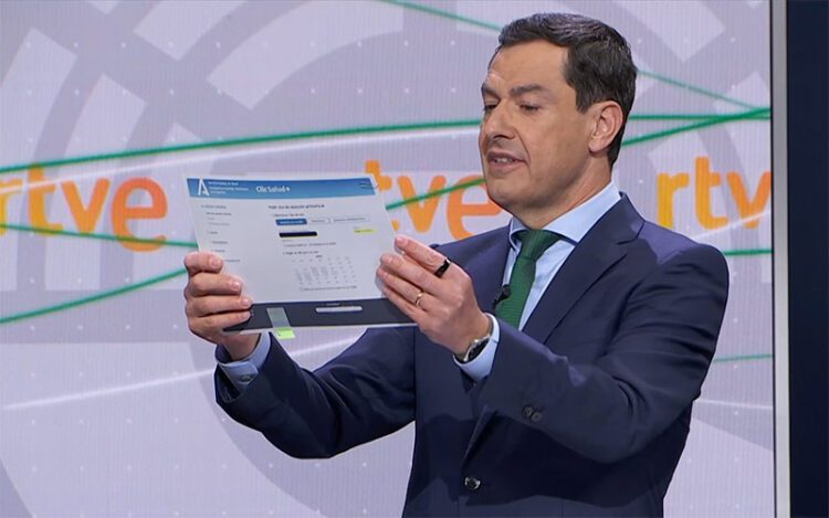 Moreno Bonilla mostrando la supuesta cita médica / FOTO: RTVE