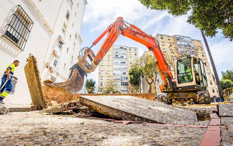 Maquinaria actuando en parte de la avenida / FOTO: Ayto.