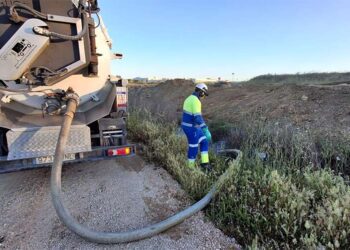 Trabajando en la limpieza del arroyo afectado / FOTO: Ayto.