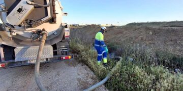 Trabajando en la limpieza del arroyo afectado / FOTO: Ayto.