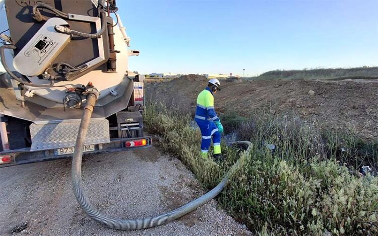 Trabajando en la limpieza del arroyo afectado / FOTO: Ayto.