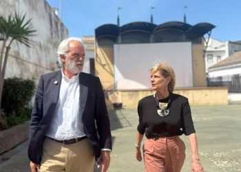 Muñoz y García-Pelayo paseando por el espacio público a potenciar / FOTO: Ayto.