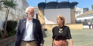 Muñoz y García-Pelayo paseando por el espacio público a potenciar / FOTO: Ayto.