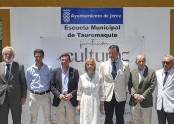 La alcaldesa popular posando con representantes de la Fundación Cultura Taurina / FOTO: Ayto.