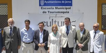 La alcaldesa popular posando con representantes de la Fundación Cultura Taurina / FOTO: Ayto.