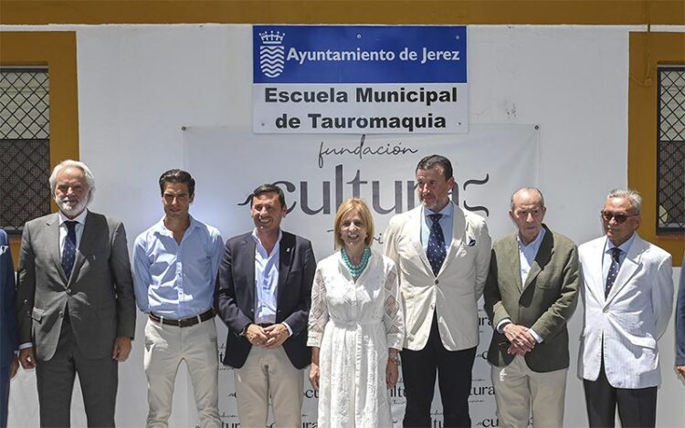 La alcaldesa popular posando con representantes de la Fundación Cultura Taurina / FOTO: Ayto.
