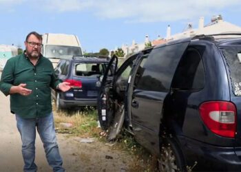 El andalucista Picardo junto a varios vehículos abandonados / FOTO: AxSí