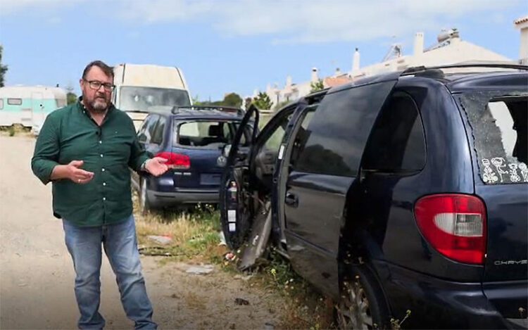 El andalucista Picardo junto a varios vehículos abandonados / FOTO: AxSí