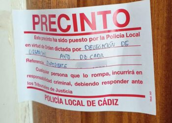 Precinto en una de las viviendas de Puntales / FOTO: PSOE