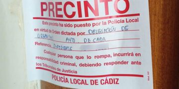 Precinto en una de las viviendas de Puntales / FOTO: PSOE