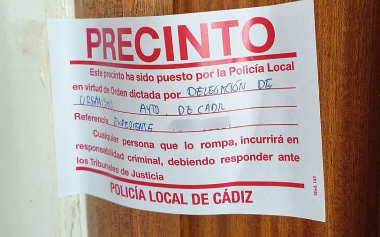 Precinto en una de las viviendas de Puntales / FOTO: PSOE