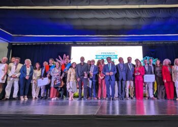 Posado con los premiados / FOTO: UCA