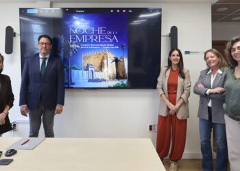 Presentando el cartel de la Noche de la Empresa de este 2026 / FOTO: CEC