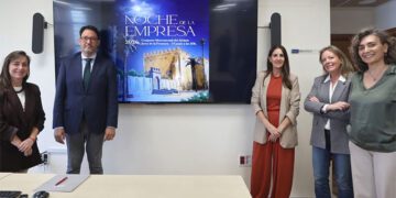 Presentando el cartel de la Noche de la Empresa de este 2026 / FOTO: CEC