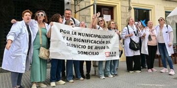 Concentrados a las puertas de la sede de Óbolo en Cádiz / FOTO: Eulogio García