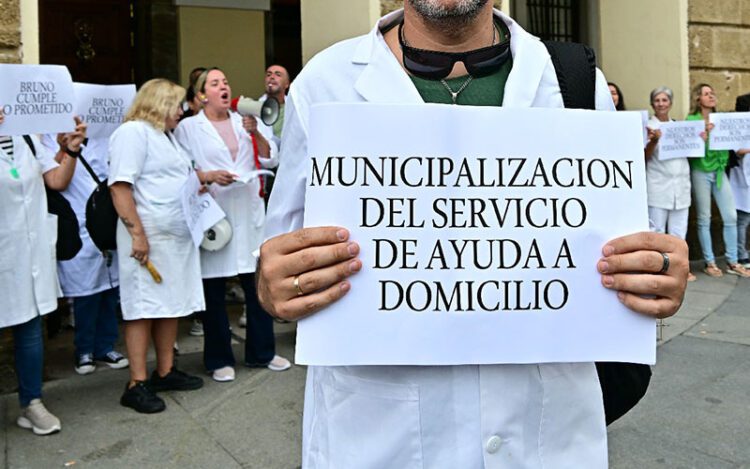 Una pasada protesta ante el Ayuntamiento de Cádiz / FOTO: Eulogio García