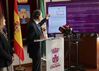 El alcalde ha repasado los diferentes escritos enviados a la Junta / FOTO: Ayto.