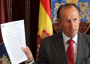 Román, con el BOE en la mano / FOTO: Ayto.