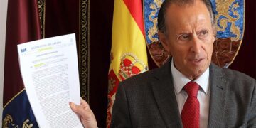 Román, con el BOE en la mano / FOTO: Ayto.