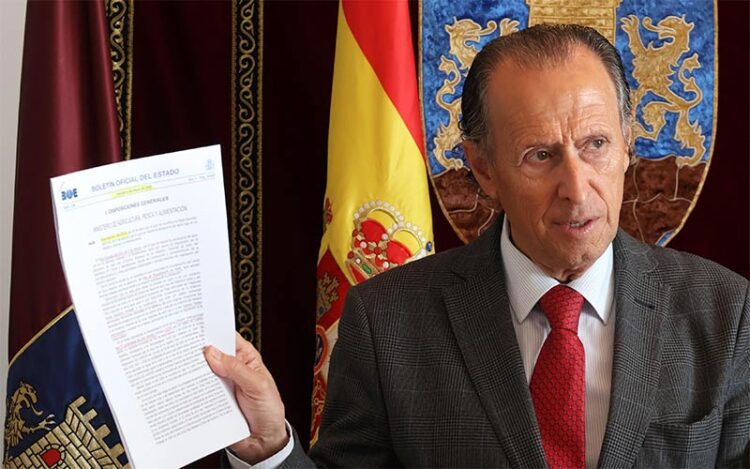 Román, con el BOE en la mano / FOTO: Ayto.
