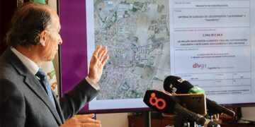 El alcalde detalla el proyecto de las tuberías / FOTO: Ayto.