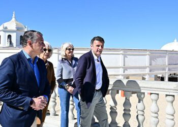La comitiva de Sanz paseando junto a La Caleta / FOTO: Eulogio García