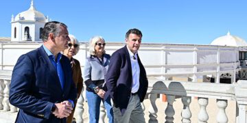 La comitiva de Sanz paseando junto a La Caleta / FOTO: Eulogio García