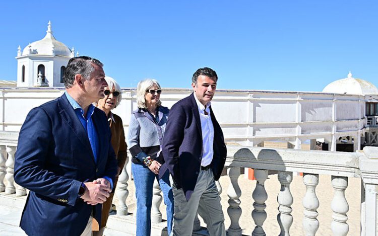 La comitiva de Sanz paseando junto a La Caleta / FOTO: Eulogio García