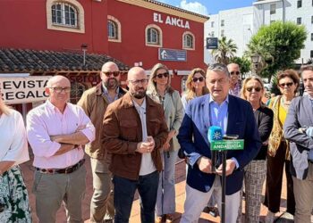 Sanz haciendo campaña en El Puerto junto a los suyos / FOTO: PP