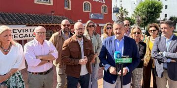 Sanz haciendo campaña en El Puerto junto a los suyos / FOTO: PP