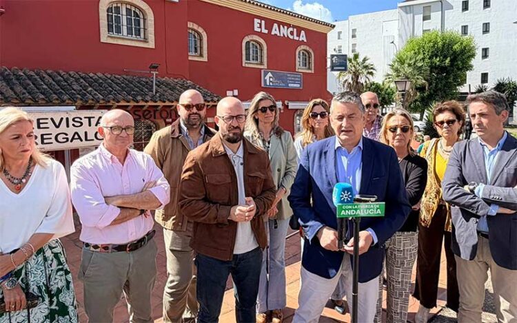Sanz haciendo campaña en El Puerto junto a los suyos / FOTO: PP