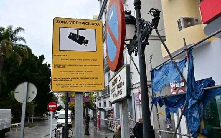 Señal advirtiendo de la lectura de matrículas por cámaras / FOTO: Eulogio García
