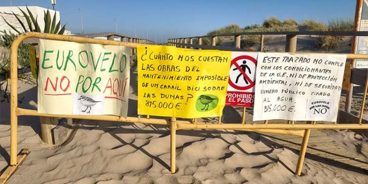 Nuevos carteles-protesta a la entrada del sendero por El Chato / FOTO: Agaden