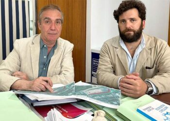 El concejal de Mercado atendiendo al representante de Asucoga / FOTO: Ayto.