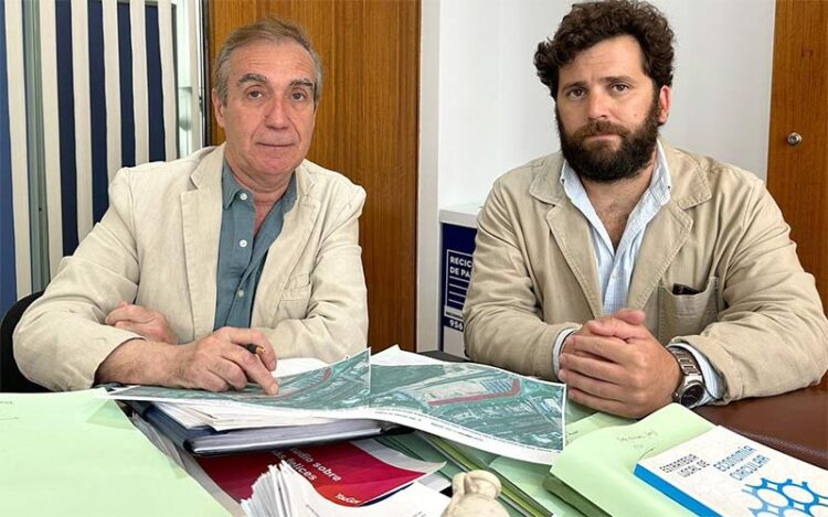 El concejal de Mercado atendiendo al representante de Asucoga / FOTO: Ayto.
