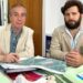 El concejal de Mercado atendiendo al representante de Asucoga / FOTO: Ayto.