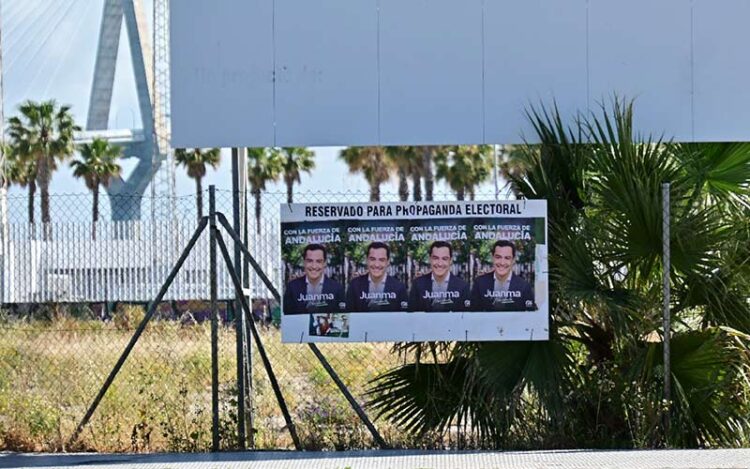 Simbólica propaganda electoral del PP bajo la valla desgastadas del prometido hospital de Cádiz / FOTO: Eulogio García