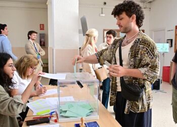 Votando temprano en La Viña, en la capital / FOTO: Eulogio García