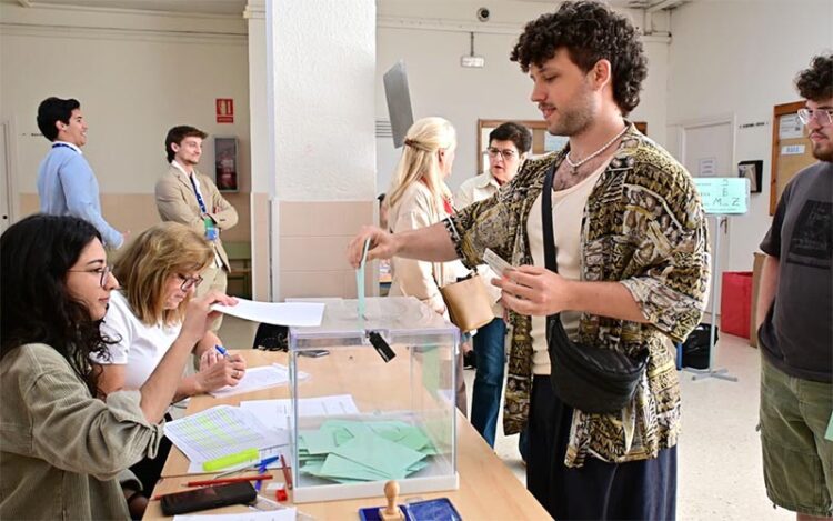 Votando temprano en La Viña, en la capital / FOTO: Eulogio García